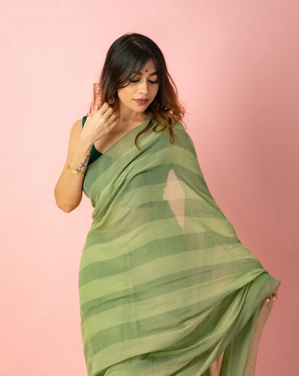 Premium_Linen_Cotton_Digital_Printed_Saree_with_Satin_Banglory_Blouse_&_Tassel_Detailing