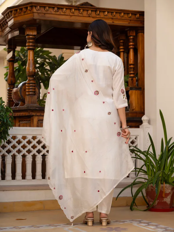 White_Viscose_Embroidered_Kurta_Pant_Set_For_Women