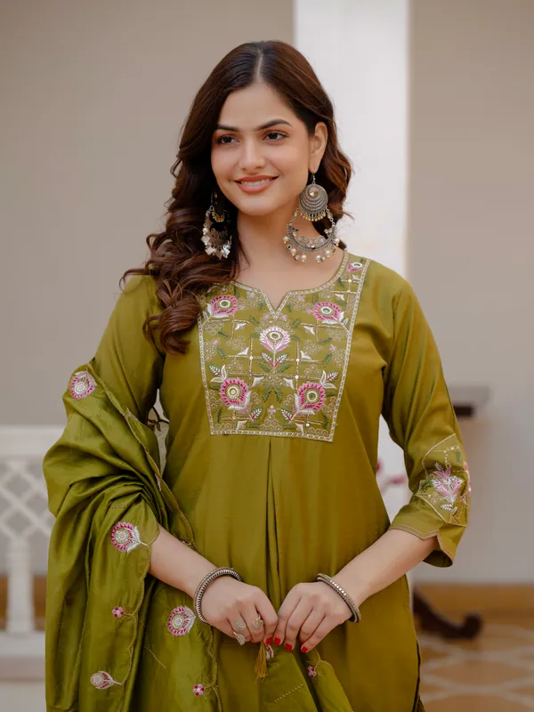 Mahendi_Green_Viscose_Embroidered_Kurta_Pant_Set_For_Women