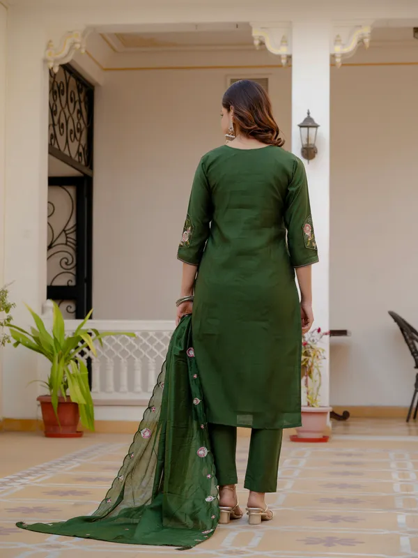 Green_Viscose_Embroidered_Kurta_Pant_Set_For_Women