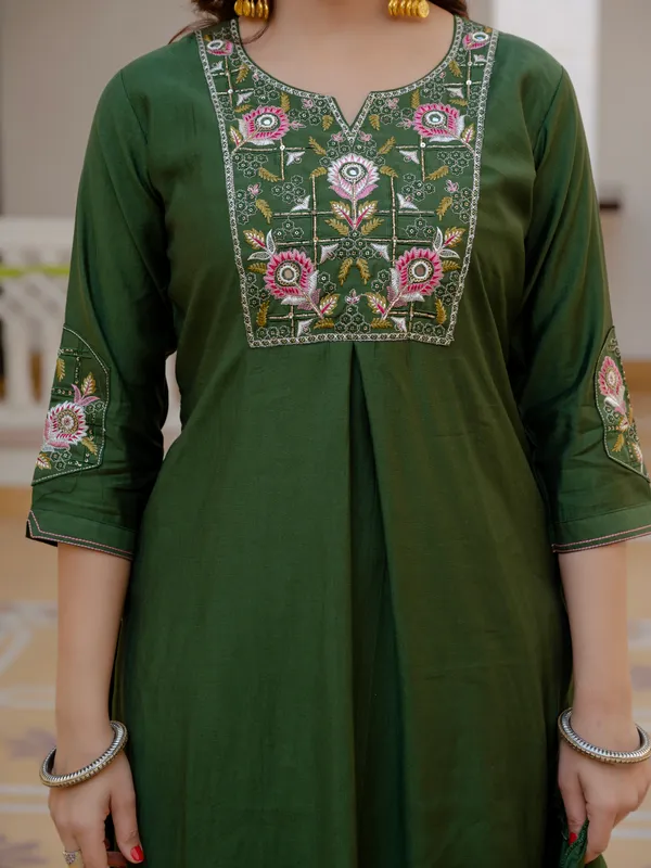 Green_Viscose_Embroidered_Kurta_Pant_Set_For_Women