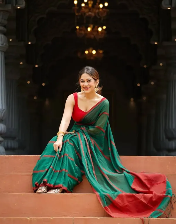 Premium_Linen_Cotton_Digital_Printed_Saree_with_Satin_Banglory_Blouse_&_Tassel_Detailing