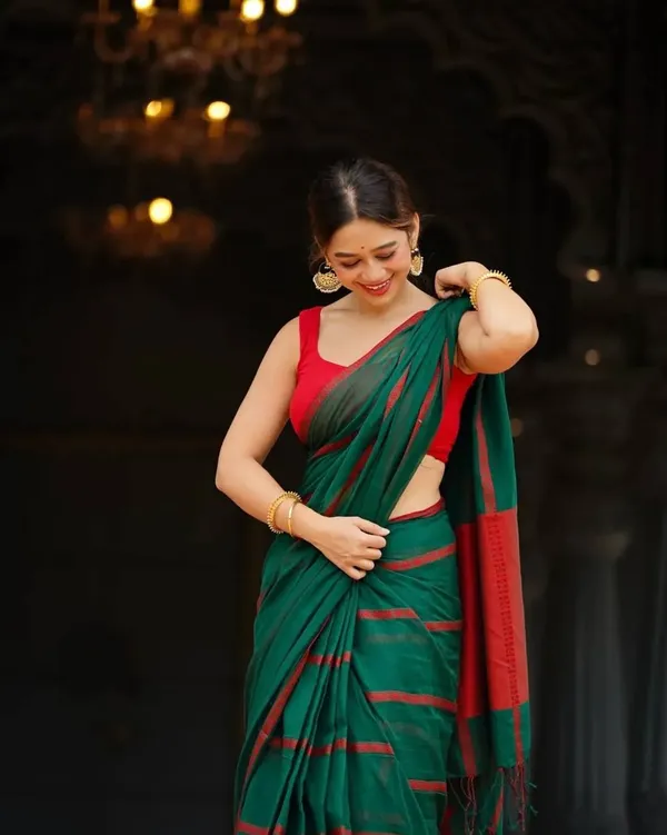 Premium_Linen_Cotton_Digital_Printed_Saree_with_Satin_Banglory_Blouse_&_Tassel_Detailing