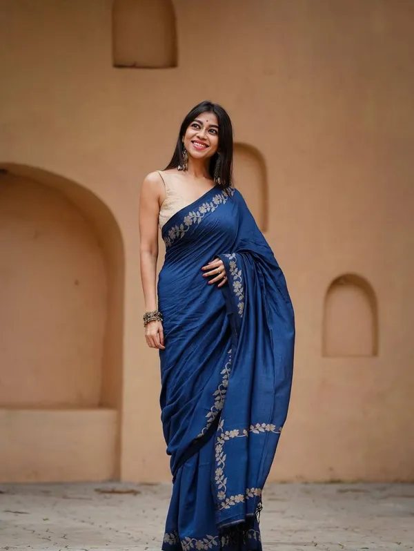 Elegant_Linen_Cotton_Digital_Printed_Saree_with_Satin_Banglory_Blouse_&_Tassel_Detailing