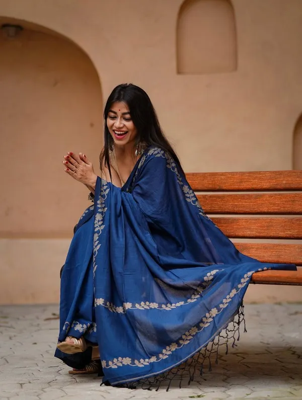 Elegant_Linen_Cotton_Digital_Printed_Saree_with_Satin_Banglory_Blouse_&_Tassel_Detailing