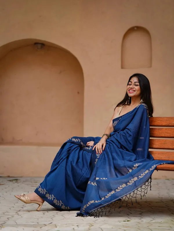 Elegant_Linen_Cotton_Digital_Printed_Saree_with_Satin_Banglory_Blouse_&_Tassel_Detailing