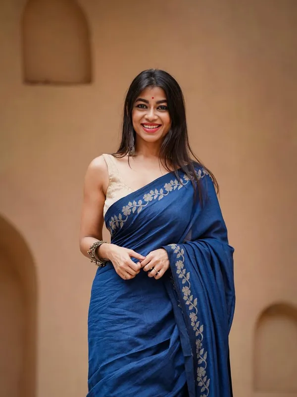 Elegant_Linen_Cotton_Digital_Printed_Saree_with_Satin_Banglory_Blouse_&_Tassel_Detailing