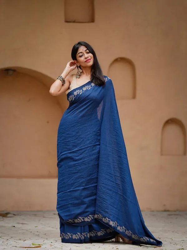 Elegant_Linen_Cotton_Digital_Printed_Saree_with_Satin_Banglory_Blouse_&_Tassel_Detailing