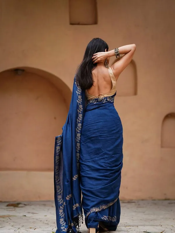 Elegant_Linen_Cotton_Digital_Printed_Saree_with_Satin_Banglory_Blouse_&_Tassel_Detailing