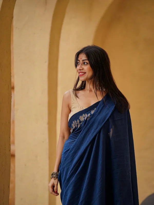 Elegant_Linen_Cotton_Digital_Printed_Saree_with_Satin_Banglory_Blouse_&_Tassel_Detailing