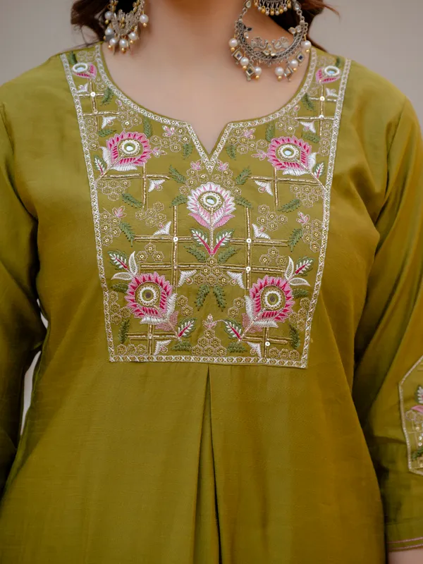 Mahendi_Green_Viscose_Embroidered_Kurta_Pant_Set_For_Women