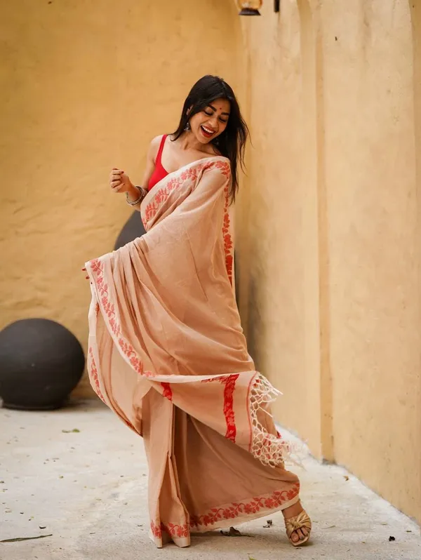 Elegant_Linen_Cotton_Digital_Printed_Saree_with_Satin_Banglory_Blouse_&_Tassel_Detailing