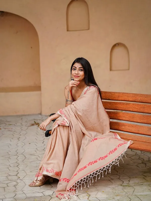 Elegant_Linen_Cotton_Digital_Printed_Saree_with_Satin_Banglory_Blouse_&_Tassel_Detailing