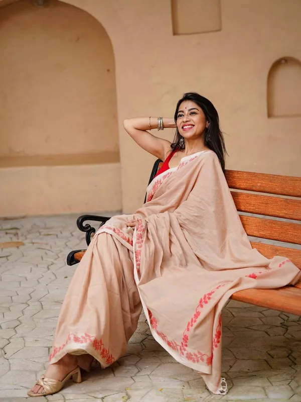 Elegant_Linen_Cotton_Digital_Printed_Saree_with_Satin_Banglory_Blouse_&_Tassel_Detailing