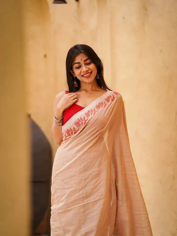 Elegant_Linen_Cotton_Digital_Printed_Saree_with_Satin_Banglory_Blouse_&_Tassel_Detailing