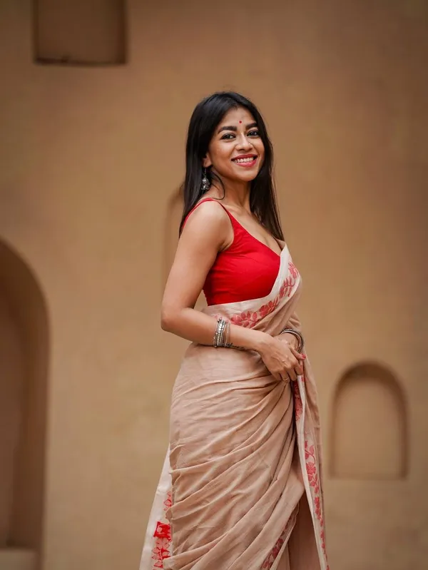 Elegant_Linen_Cotton_Digital_Printed_Saree_with_Satin_Banglory_Blouse_&_Tassel_Detailing