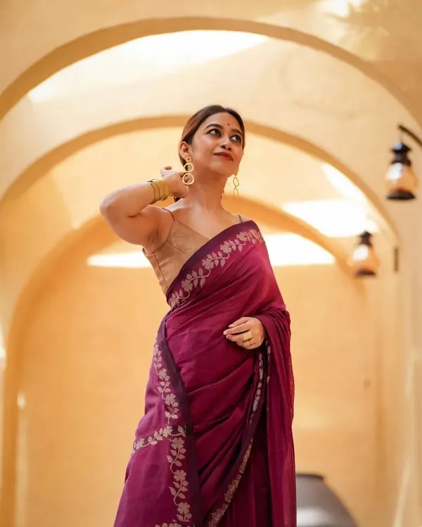 Elegant_Linen_Cotton_Digital_Printed_Saree_with_Satin_Banglory_Blouse_&_Tassel_Detailing