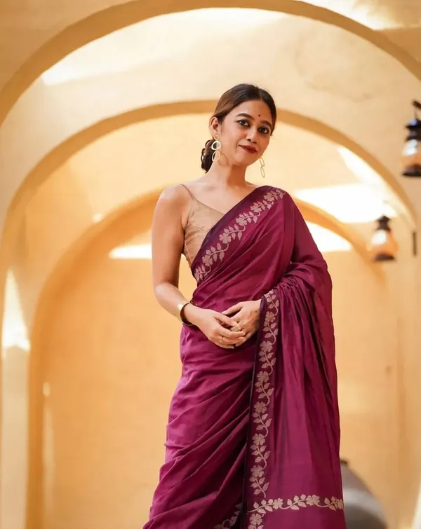 Elegant_Linen_Cotton_Digital_Printed_Saree_with_Satin_Banglory_Blouse_&_Tassel_Detailing