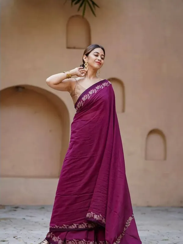 Elegant_Linen_Cotton_Digital_Printed_Saree_with_Satin_Banglory_Blouse_&_Tassel_Detailing