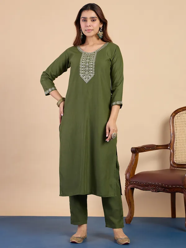 Mahendi_Women's_Traditional_Embroidered_Kurta_Pant_Set_with_Silk_Dupatta_|_Women's_Ethnic_Wear
