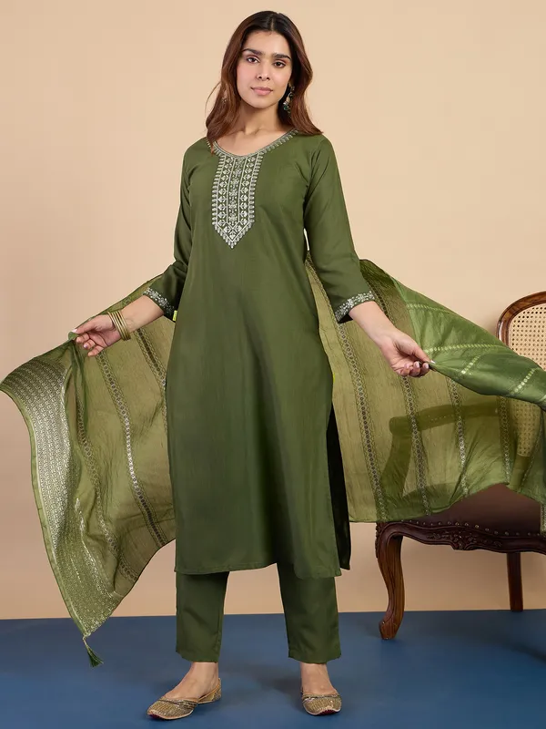Mahendi_Women's_Traditional_Embroidered_Kurta_Pant_Set_with_Silk_Dupatta_|_Women's_Ethnic_Wear