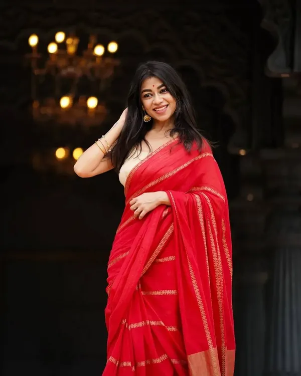 Premium_Linen_Cotton_Digital_Printed_Saree_with_Satin_Banglory_Blouse_&_Tassel_Detailing