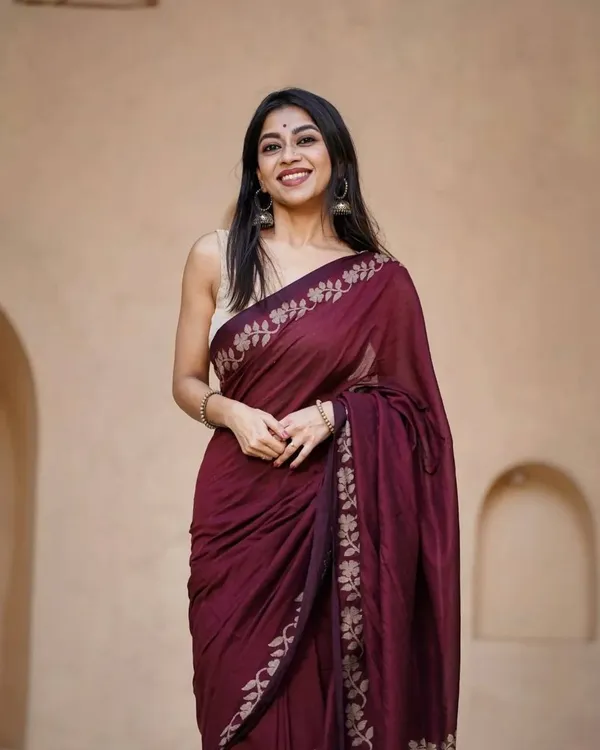 Elegant_Linen_Cotton_Digital_Printed_Saree_with_Satin_Banglory_Blouse_&_Tassel_Detailing