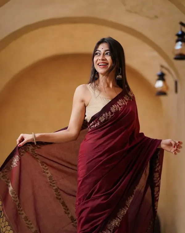 Elegant_Linen_Cotton_Digital_Printed_Saree_with_Satin_Banglory_Blouse_&_Tassel_Detailing