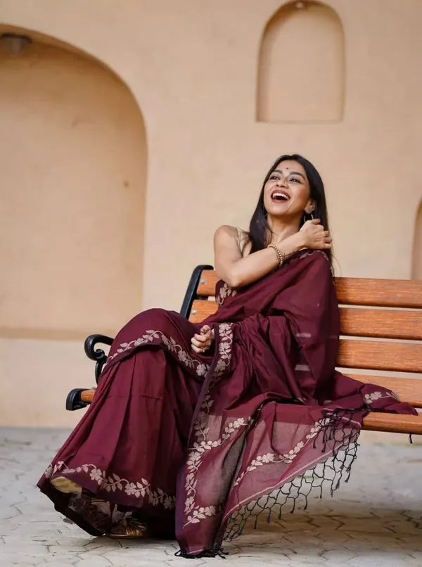 Elegant_Linen_Cotton_Digital_Printed_Saree_with_Satin_Banglory_Blouse_&_Tassel_Detailing
