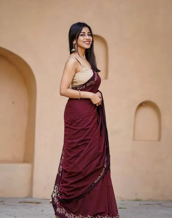 Elegant_Linen_Cotton_Digital_Printed_Saree_with_Satin_Banglory_Blouse_&_Tassel_Detailing