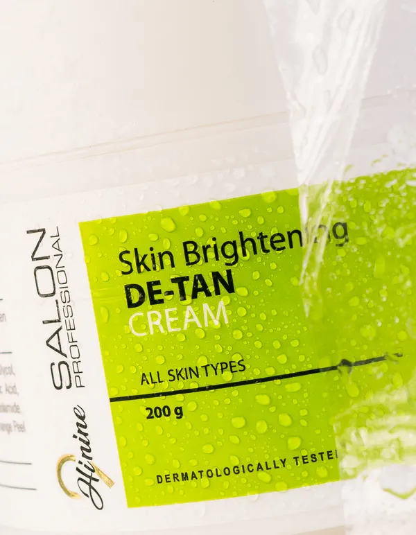 Divine_Salon_Skin_Brightening_De-Tan_Cream_With_Vitamin_C_And_Kojic_Acid