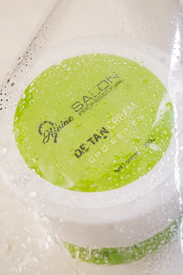Divine_Salon_Skin_Brightening_De-Tan_Cream_With_Vitamin_C_And_Kojic_Acid