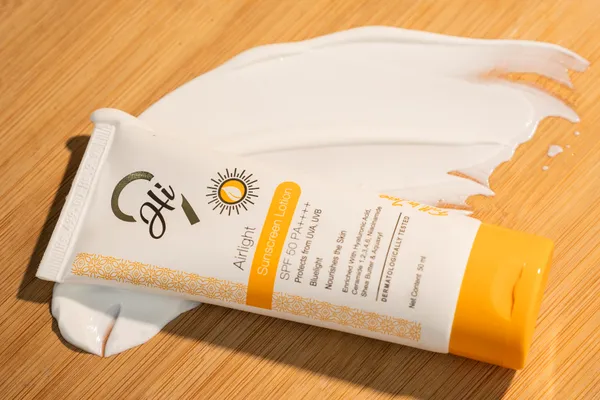 Airlight_Spf_50_Pa++++_Sunscreen_Lotion_With_Hyaluronic_Acid_And_Ceramides