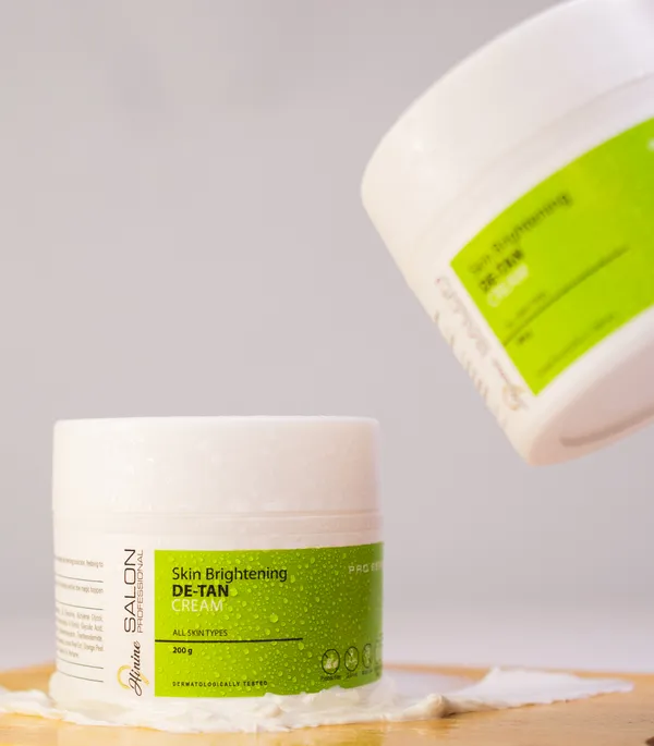 Divine_Salon_Skin_Brightening_De-Tan_Cream_With_Vitamin_C_And_Kojic_Acid