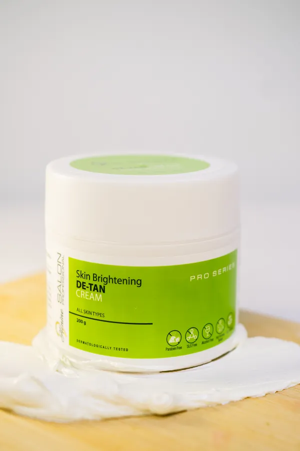 Divine_Salon_Skin_Brightening_De-Tan_Cream_With_Vitamin_C_And_Kojic_Acid