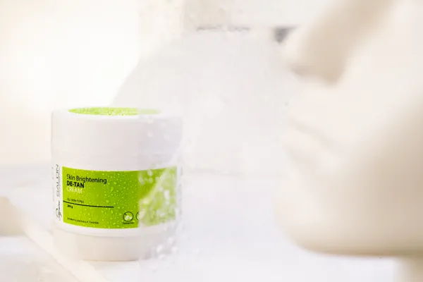 Divine_Salon_Skin_Brightening_De-Tan_Cream_With_Vitamin_C_And_Kojic_Acid