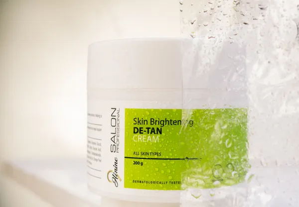Divine_Salon_Skin_Brightening_De-Tan_Cream_With_Vitamin_C_And_Kojic_Acid