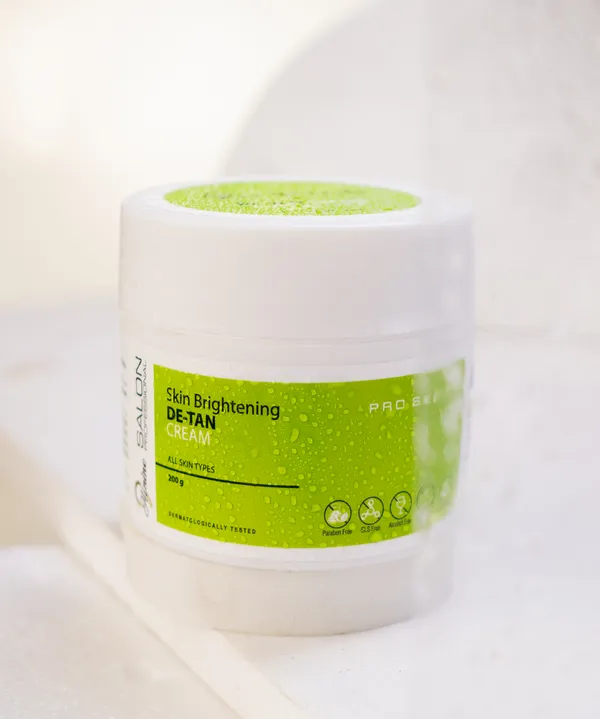 Divine_Salon_Skin_Brightening_De-Tan_Cream_With_Vitamin_C_And_Kojic_Acid