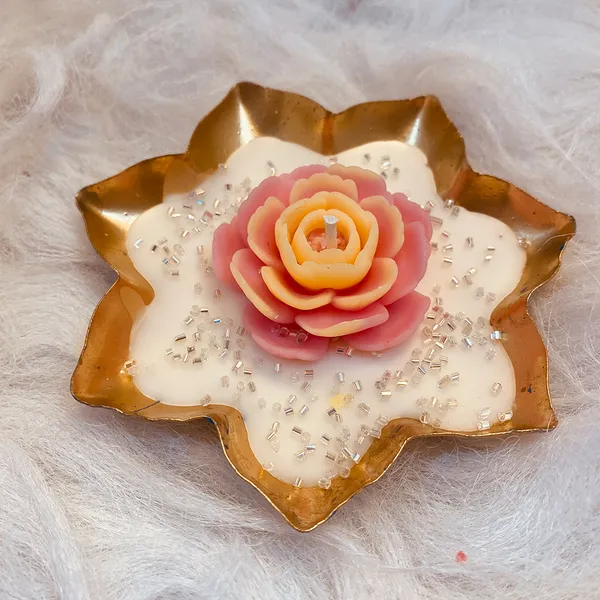 Decorative_Scented_Candle_With_Layered_Rose_Design_In_Gold_Star_Tray