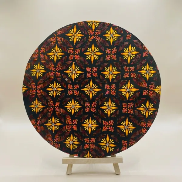 Decorative_Circular_Plate_With_Floral_Pattern_On_Wooden_Stand