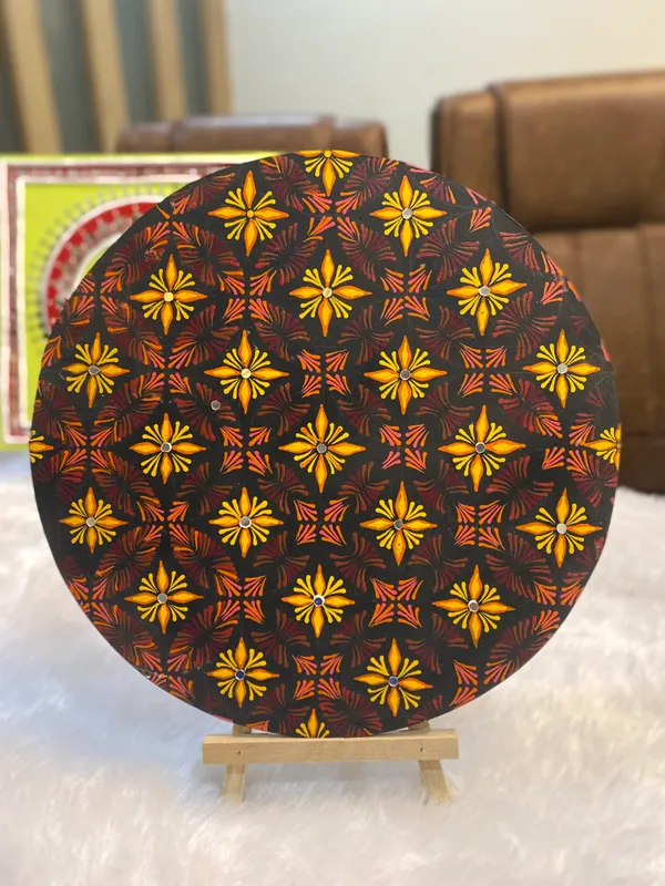 Decorative_Circular_Plate_With_Floral_Pattern_On_Wooden_Stand