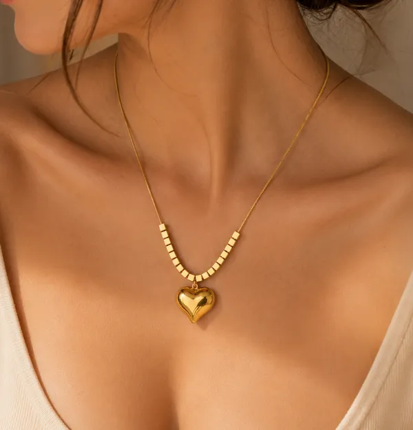 Amora_Heart_Necklace