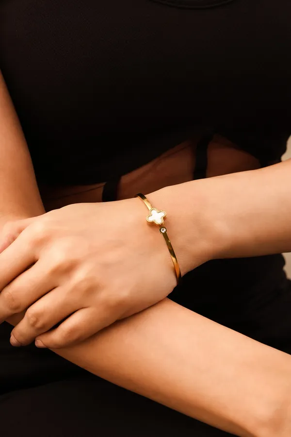 Luxe_white_clover_Bangle_Bracelet_For_Women