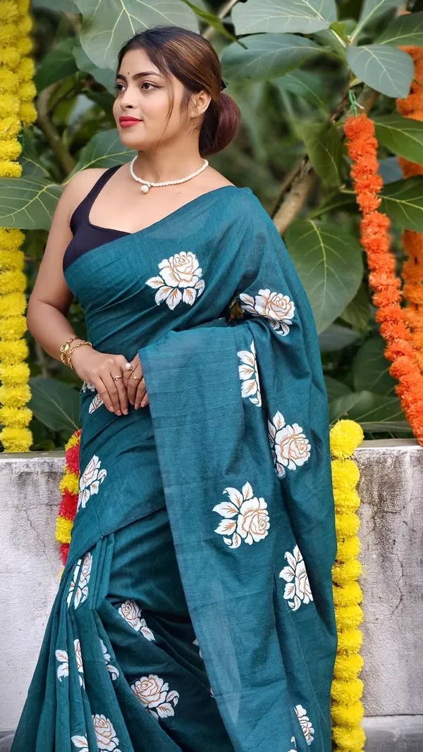 Floral_Embroidered_Saree_for_Women