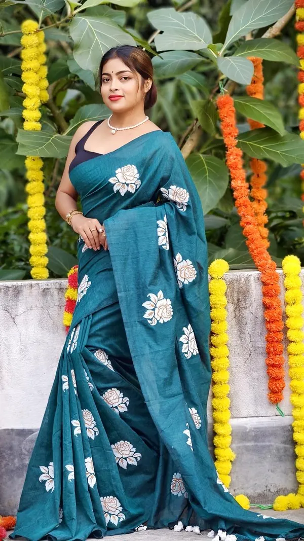 Floral_Embroidered_Saree_for_Women