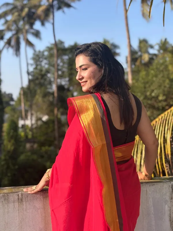 Red_Silk_Saree_with_Golden_Border_for_Women