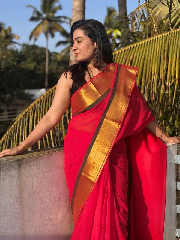 Red_Silk_Saree_with_Golden_Border_for_Women