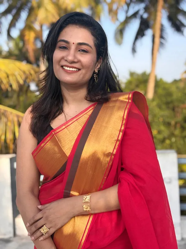 Red_Silk_Saree_with_Golden_Border_for_Women