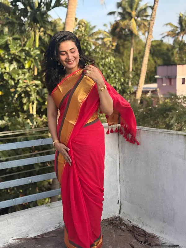 Red_Silk_Saree_with_Golden_Border_for_Women