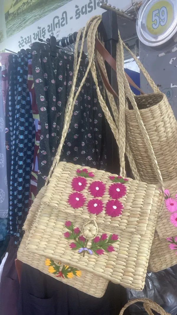 Beige_Pink_Kauna_Grass_Sling_Bag_For_Women_And_Girls